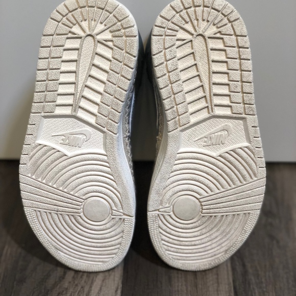 Nike Air Jordan 1 Retro High Sneaker, Womens 5.5 - Picture 4 of 7